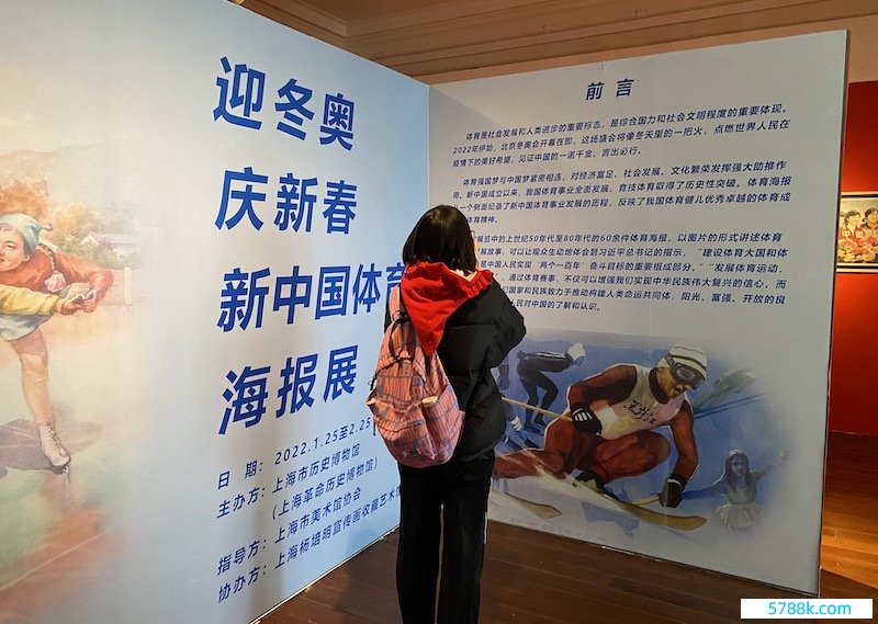 一位年青不雅众意思意思勃勃地阅读展览引子并拍照记录    影相/佟鑫
