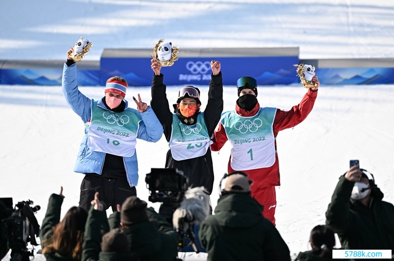 2月15日，北京2022年冬奥会单板滑雪男人大跳台决赛在北京首钢滑雪大跳台举行，中国选手苏翊鸣夺得金牌。    新华社图